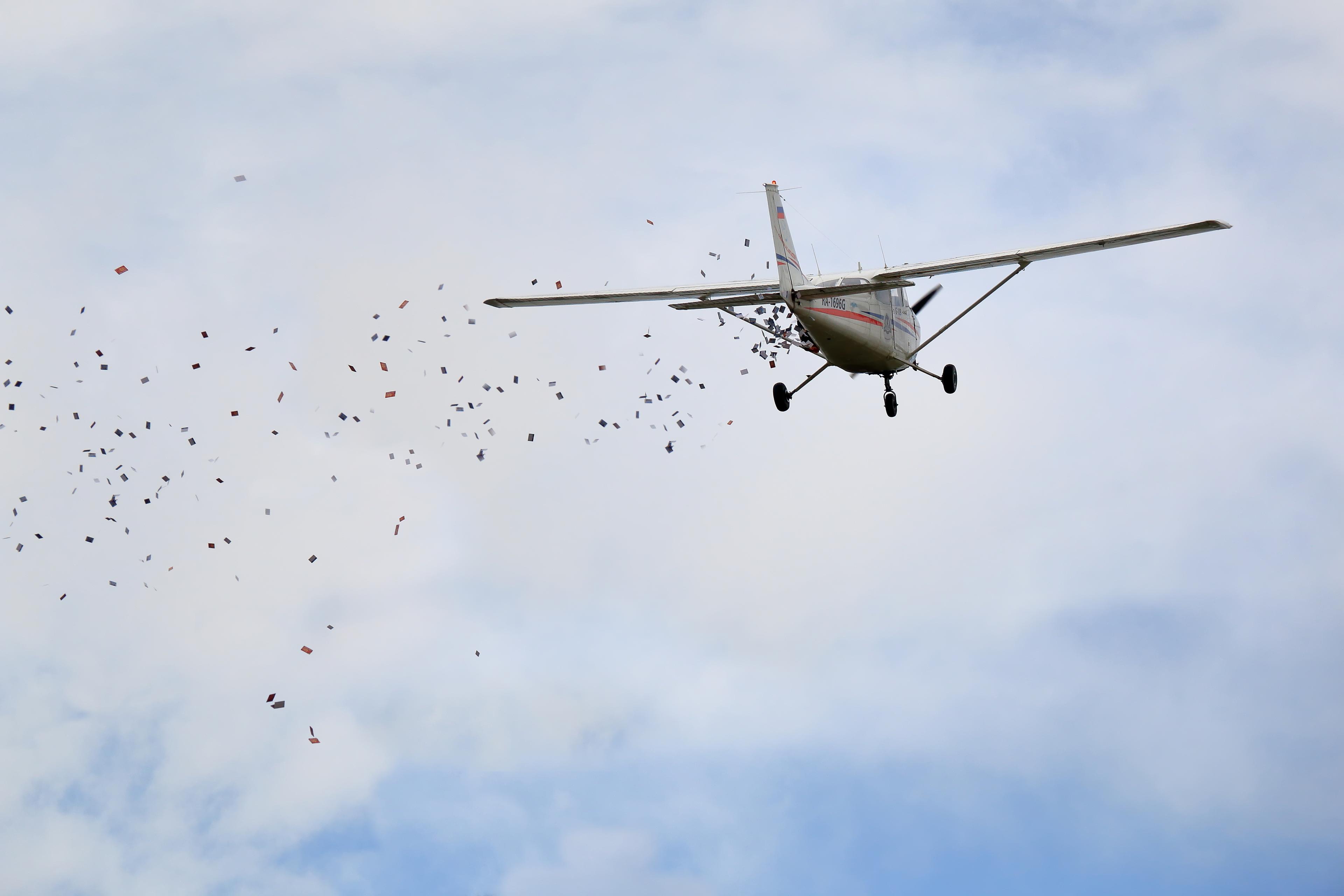 Plane dropping leaflets (Illustration) Plane dropping leaflets (Illustration)