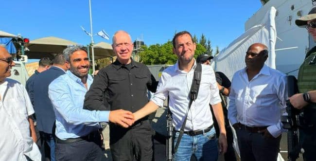 Yair Dagana and Yossi Chetbon with Defense Minister Gallant. Yair Dagana and Yossi Chetbon with Defense Minister Gallant.