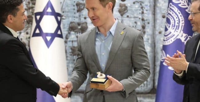 Douglas Murray receiving a prize from President Herzog and Minister Chikli