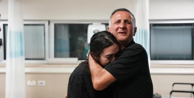 Noa Argamani reunited with her father.