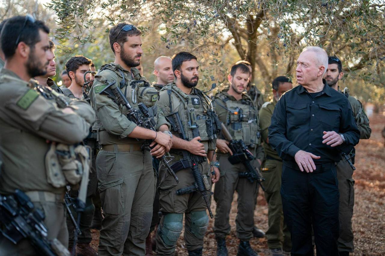 Gallant talks to the troops. Gallant talks to the troops.