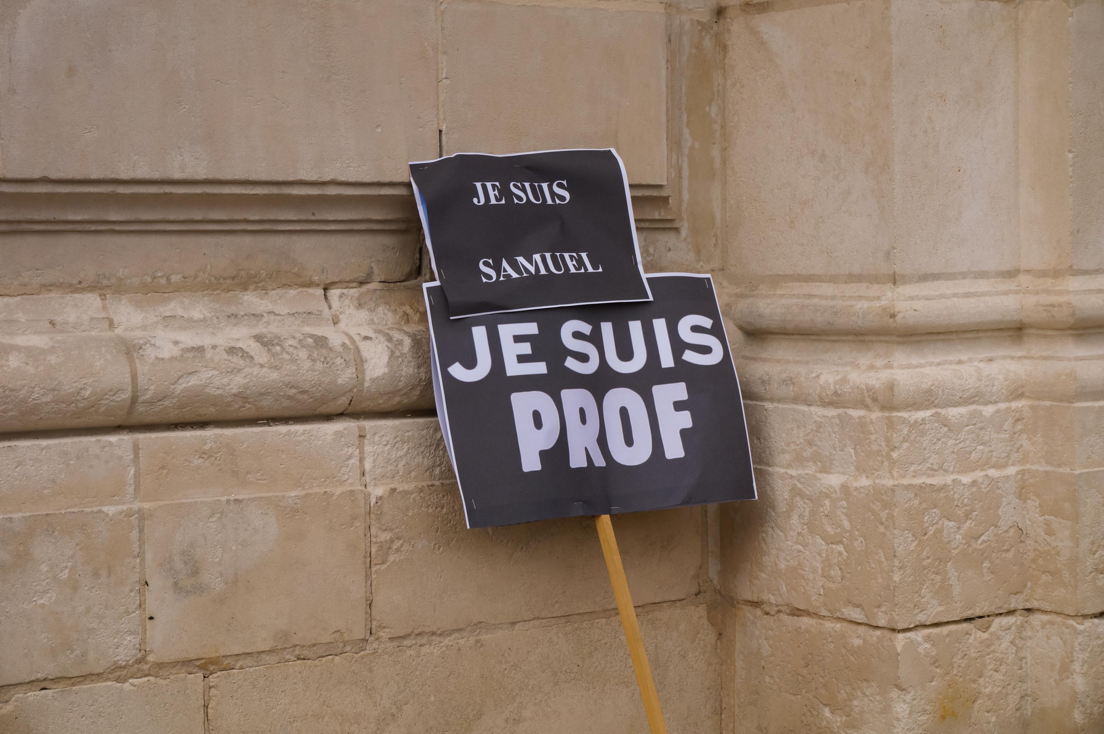 Signs saying "I am Samuel" "I am a teacher" in support of Sameul Paty