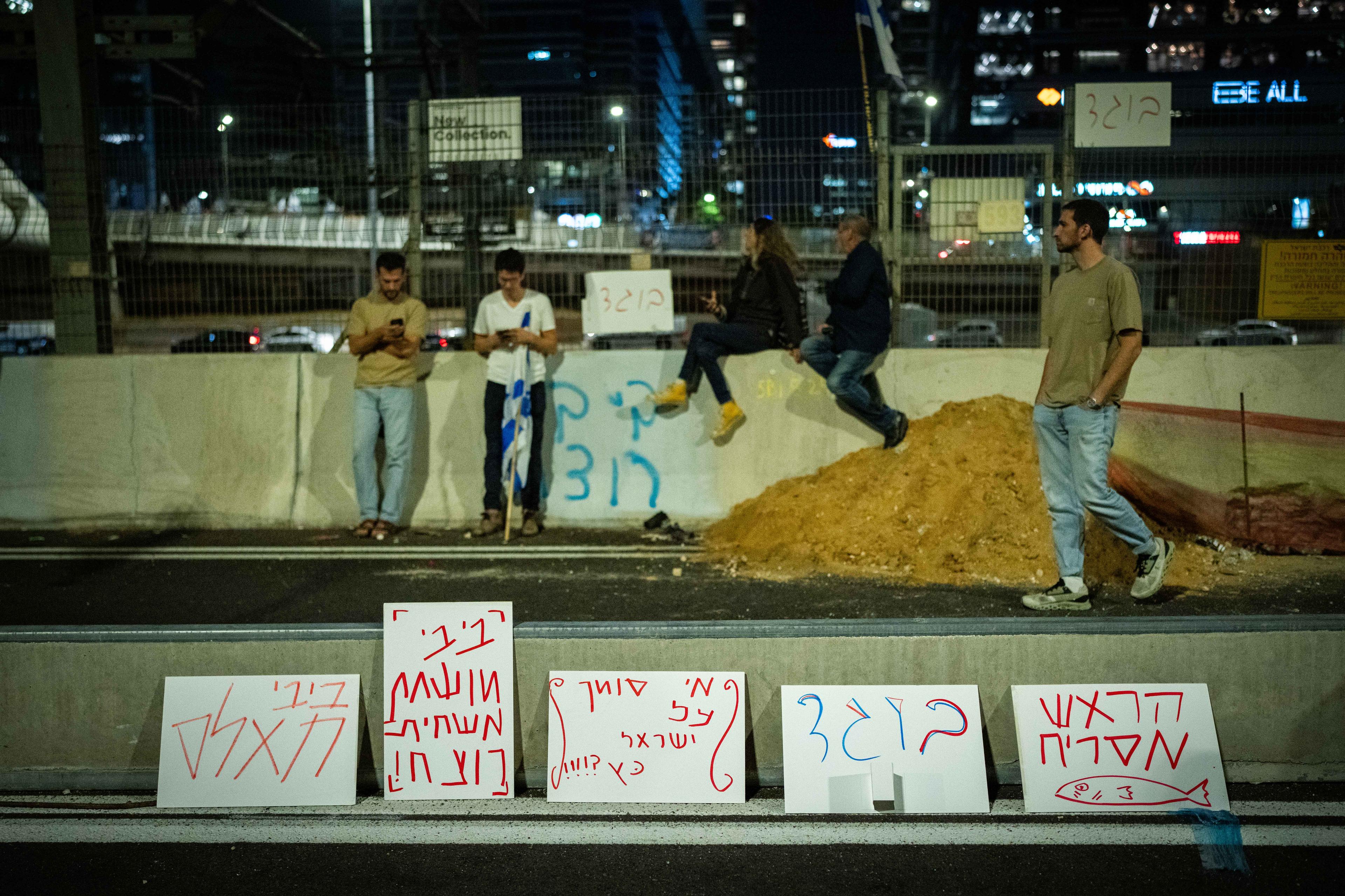 Israelis protest the sudden firing fo Gallant Israelis protest the sudden firing fo Gallant