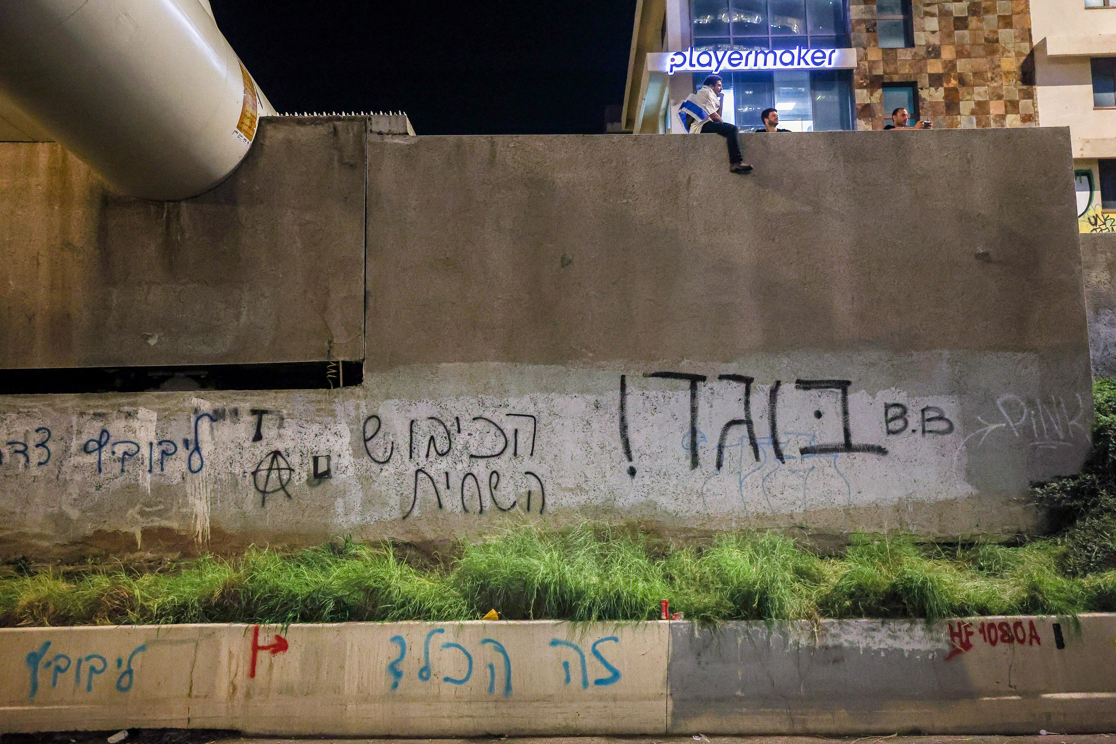 Anti-Netanyahu graffiti Anti-Netanyahu graffiti
