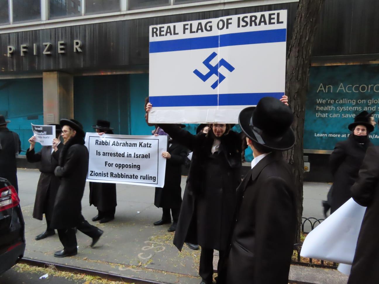 Protesters protesting against Rabbi Katz's detention in USA Protesters protesting against Rabbi Katz's detention in USA
