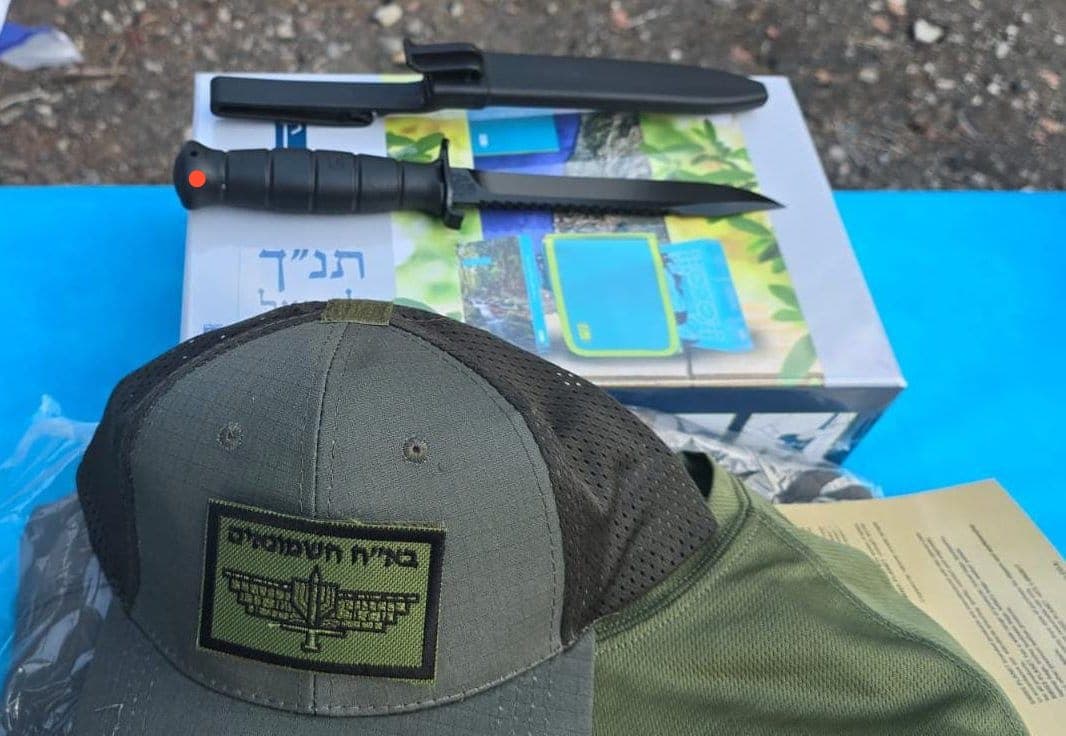 IDF cap and commando knives gifted to brand new Haredi combat recruits IDF cap and commando knives gifted to brand new Haredi combat recruits