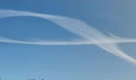 Ribbon-like contrails. Ribbon-like contrails.