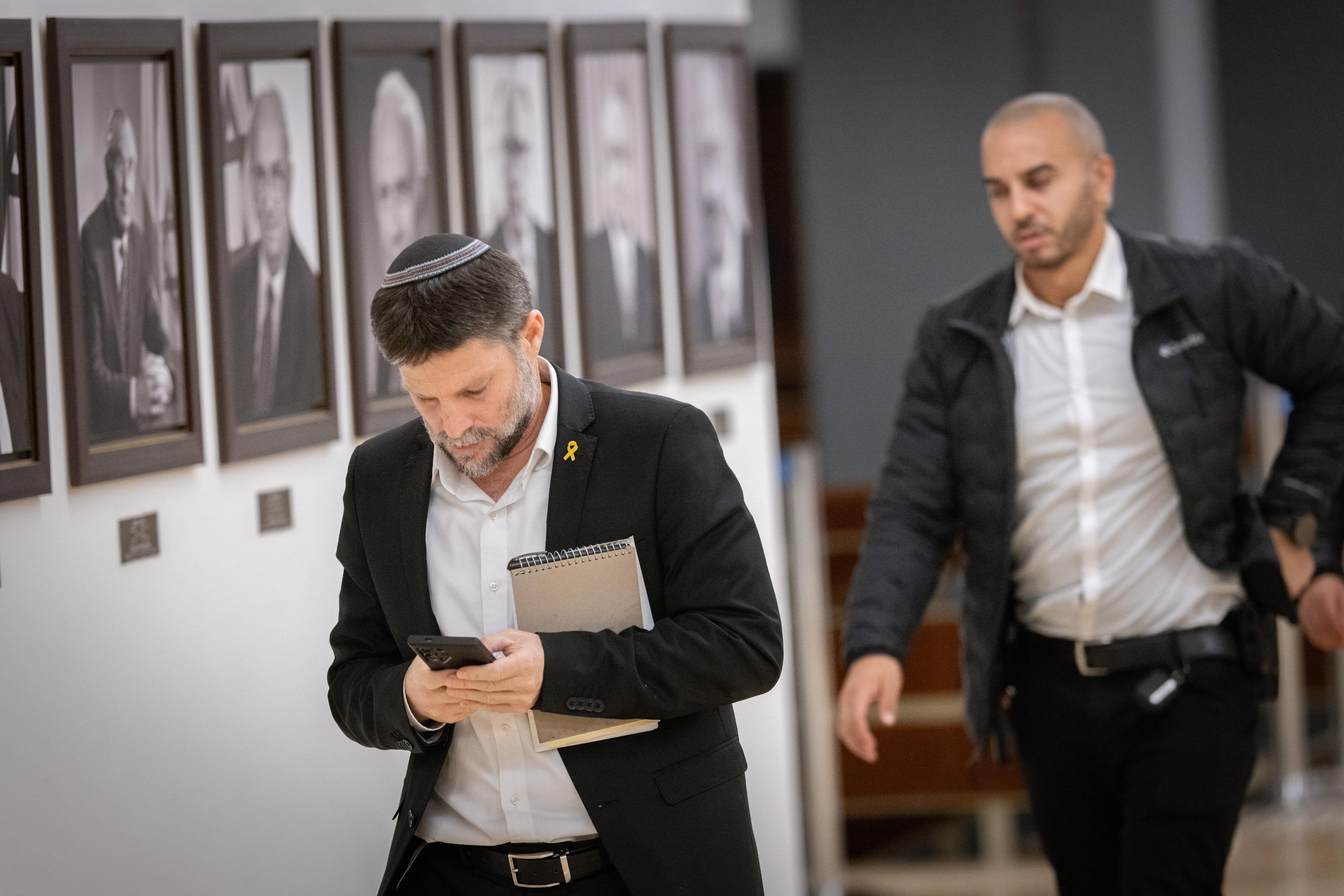 Finance Minister Smotrich surrounded by security at all times