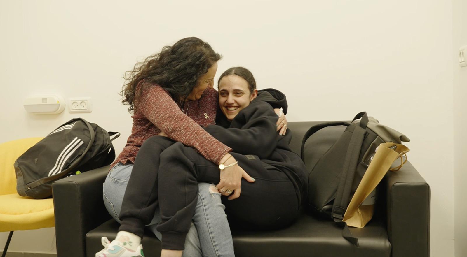 Romi Gonen reunited with her mother