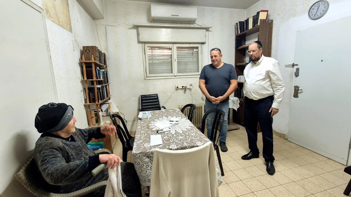 Romi Gonen's father meets with Rebbetzin Lando Romi Gonen's father meets with Rebbetzin Lando