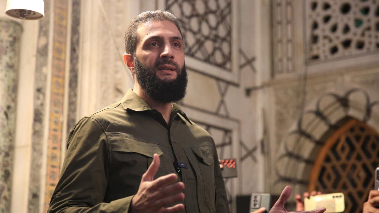  Hayat Tahrir al-Sham leader Mohammed al-Golani addresses a crowd on December 8, 2024. © 