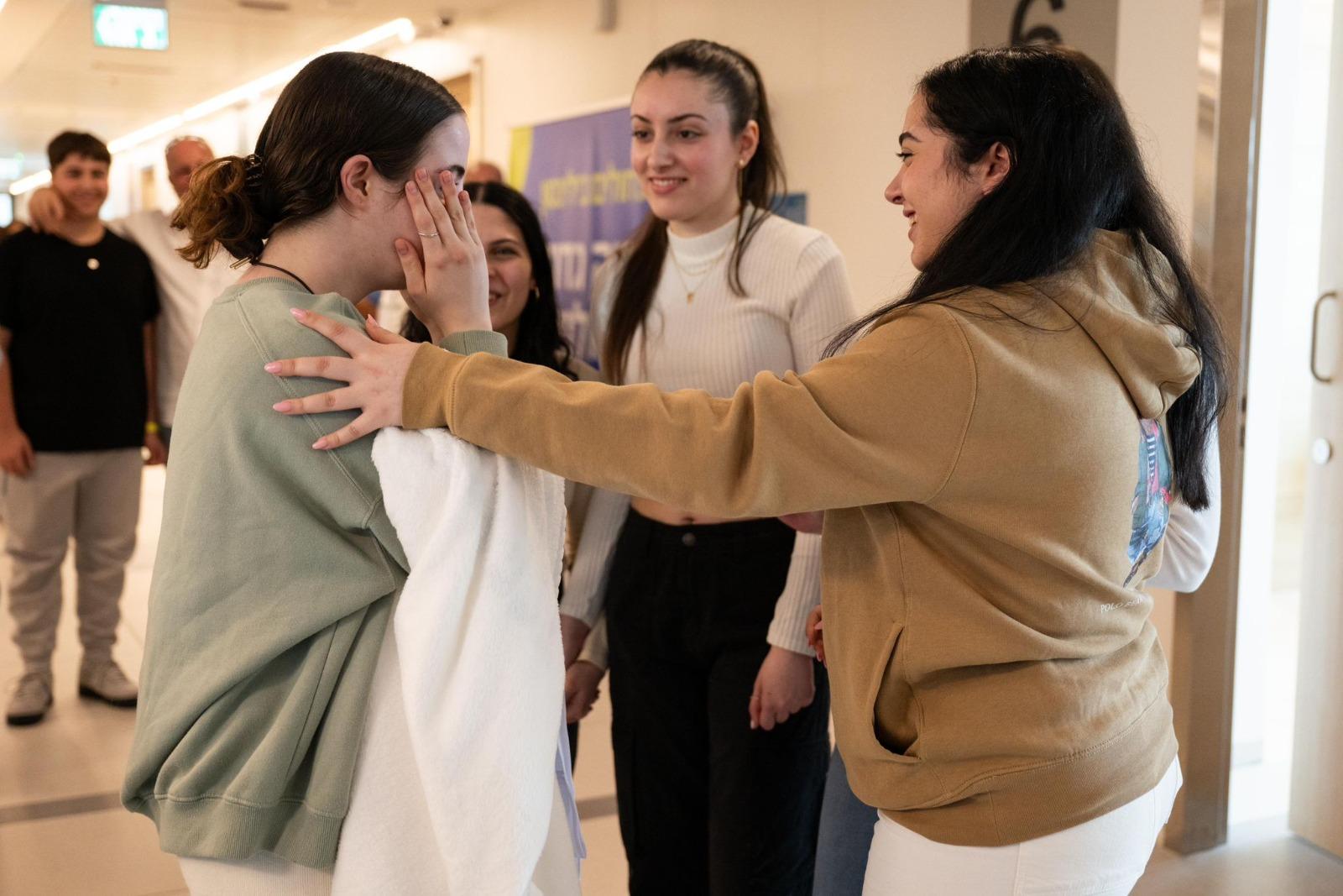 Agam Berger finally reunited with her fellow soldiers