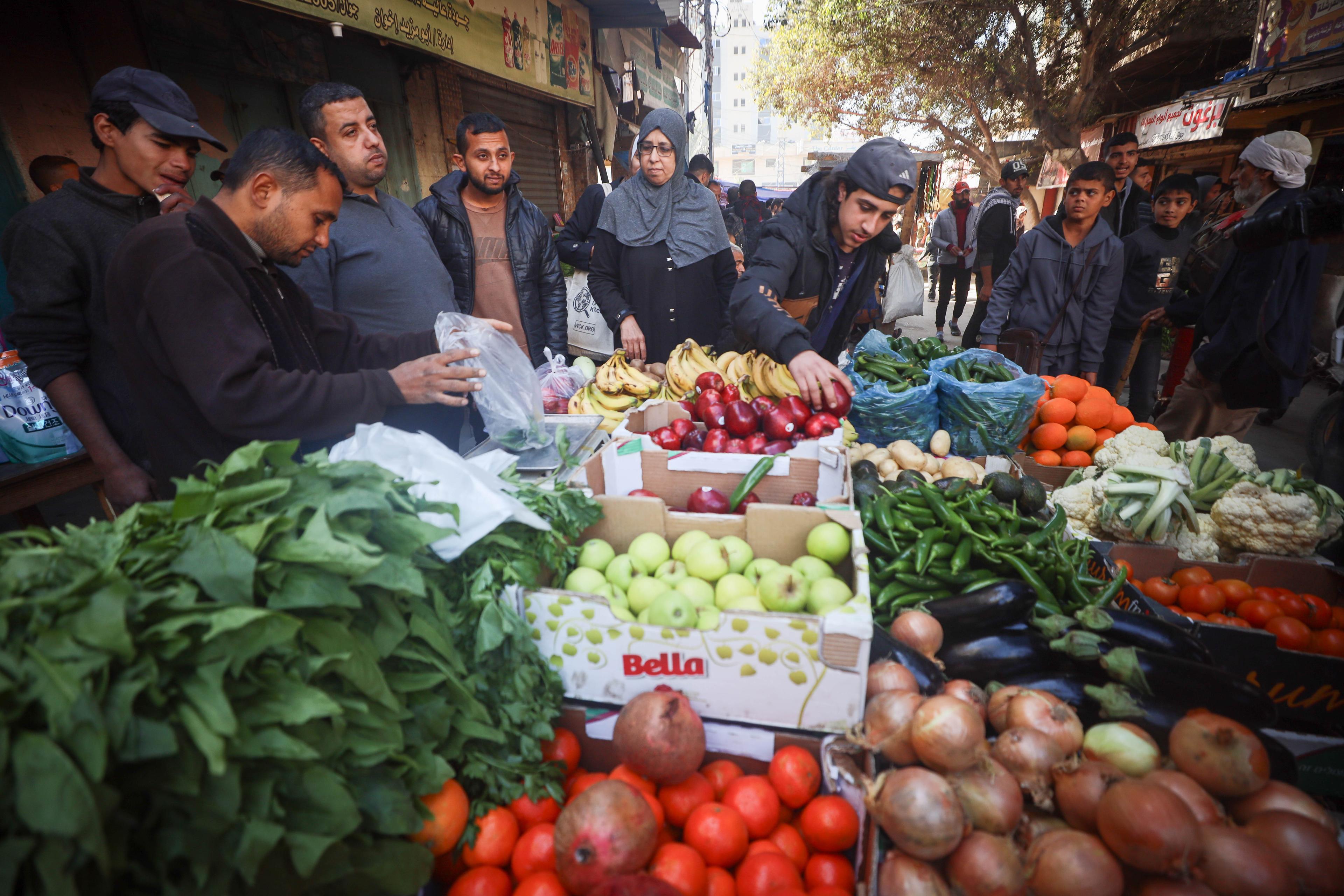 Bustling markets in Gaza