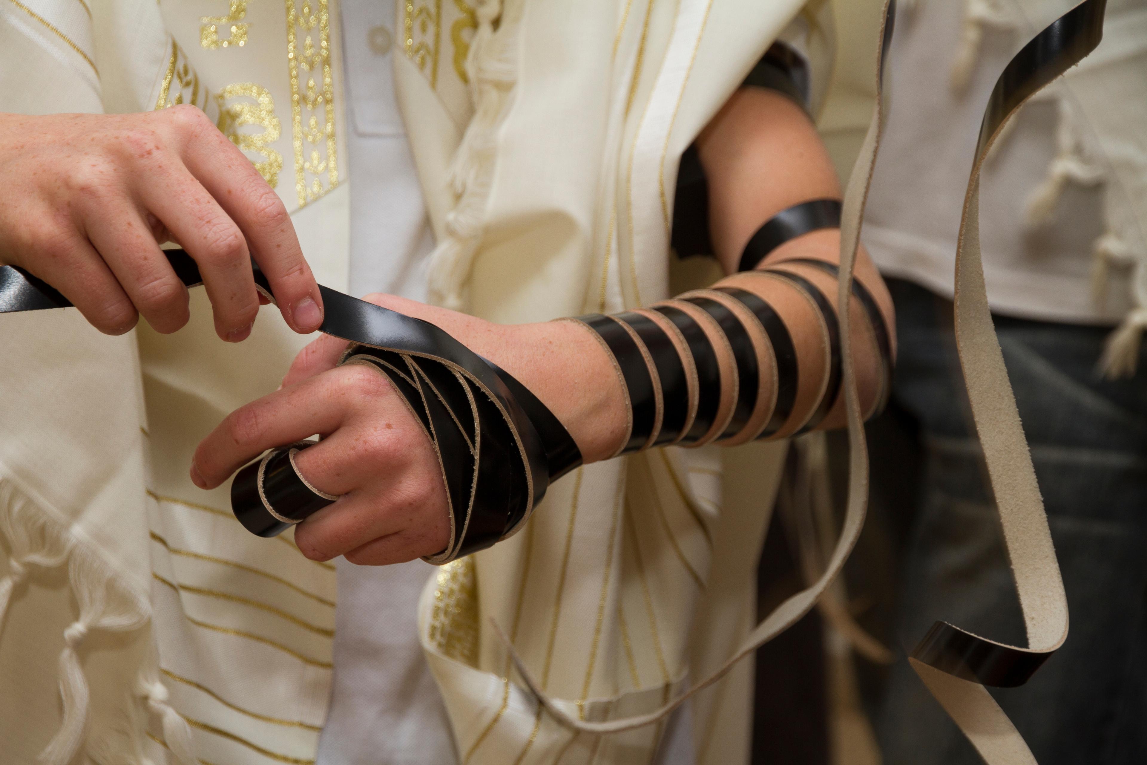 Wrapping tefillin