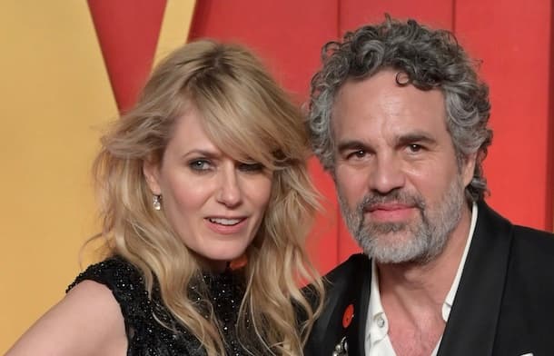 Mark Ruffalo wearing ceasefire pin at 2024 oscars