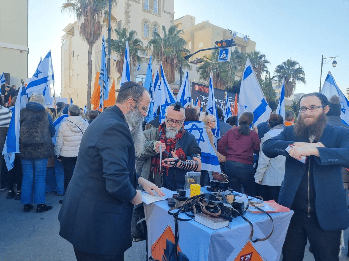 Chabad tefillin stand