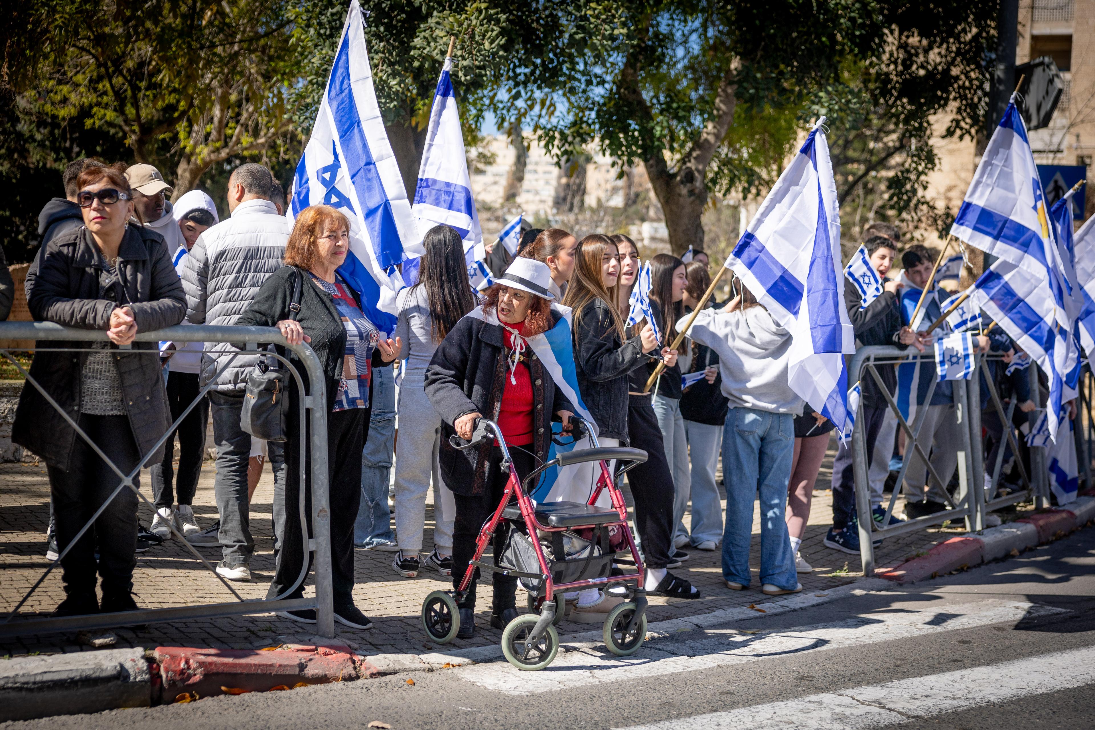 People pay their respects during a funeral procession of Israeli hostage Shlomo Mantzur in Rishon leTzion. Mantzur was murdered by Hamas terrorists in the October 7 massacre, and his body was taken to Gaza. March 02, 2025. 