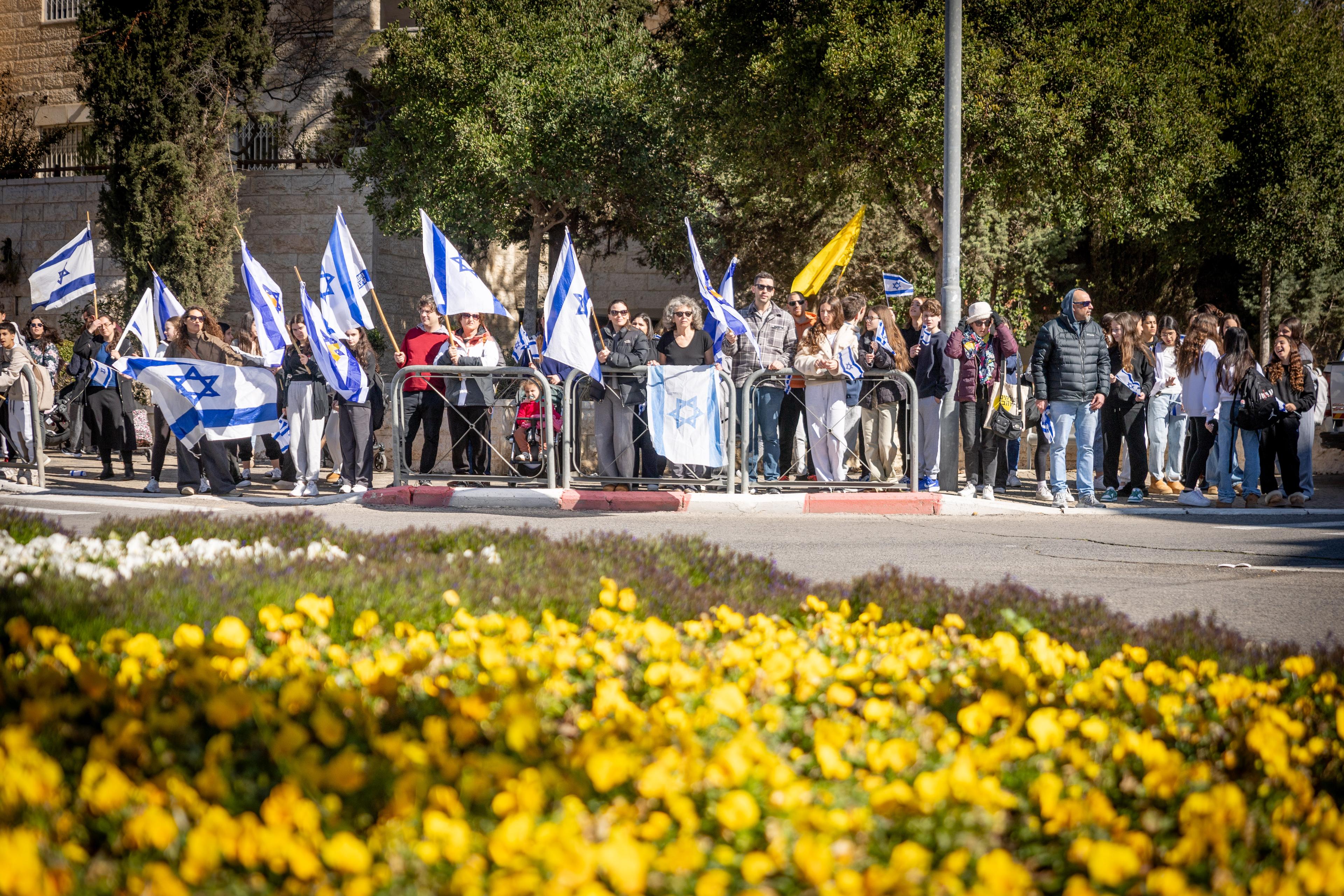 People pay their respects during a funeral procession of Israeli hostage Shlomo Mantzur in Rishon leTzion. Mantzur was murdered by Hamas terrorists in the October 7 massacre, and his body was taken to Gaza. March 02, 2025. 