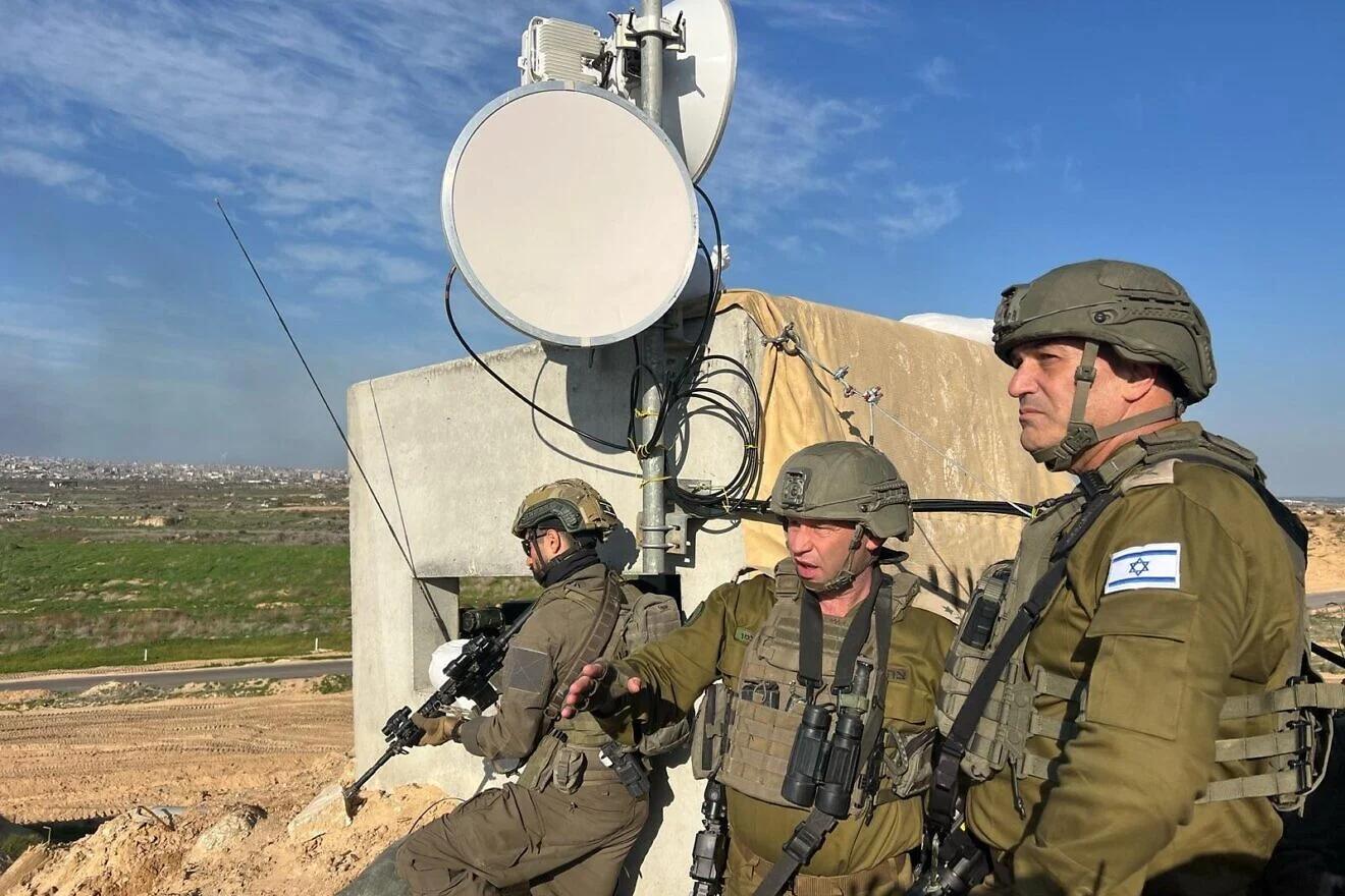 Incoming IDF chief of staff Maj. Gen. Eyal Zamir (right) meets with Southern Command chief Maj. Gen. Yaron Finkelman in the Gaza Strip