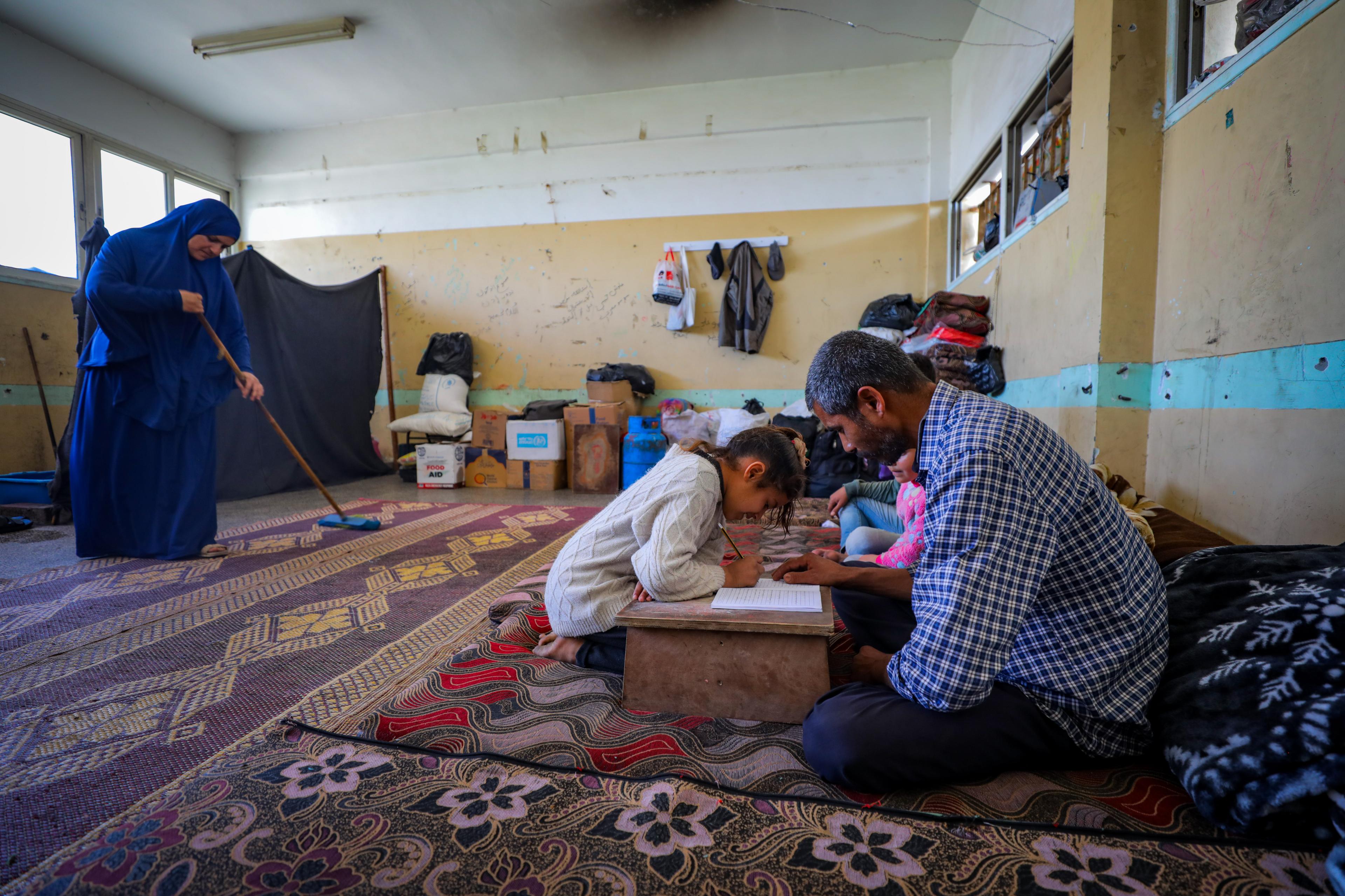 alestinians live inside an unrwa school in the central Gaza Strip on March 14, 2025. 
