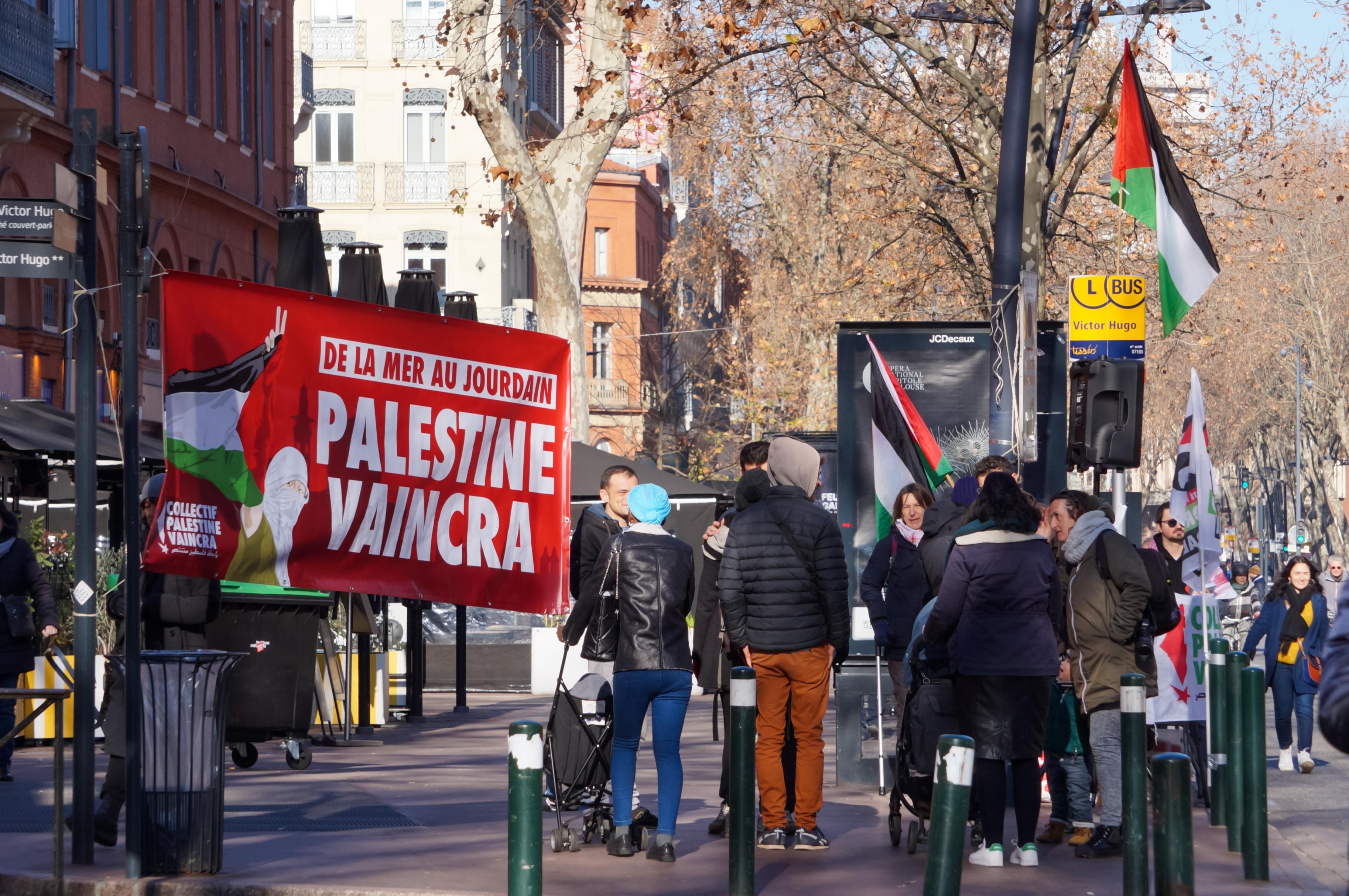 Pro-Palestinian activists on Strasbourg Boulevard