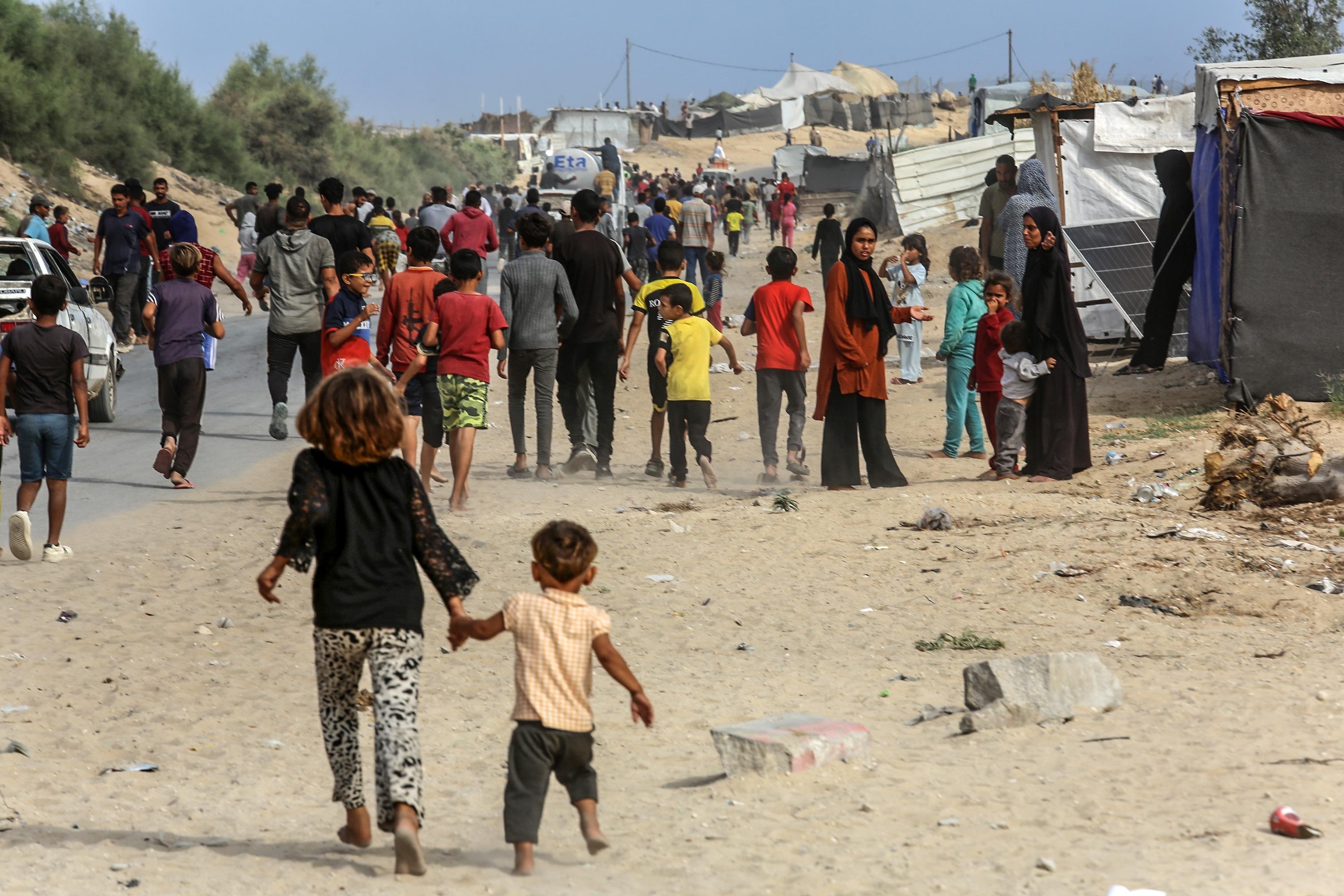 Palestinians going to receive aid from the UAE. Palestinians going to receive aid from the UAE.