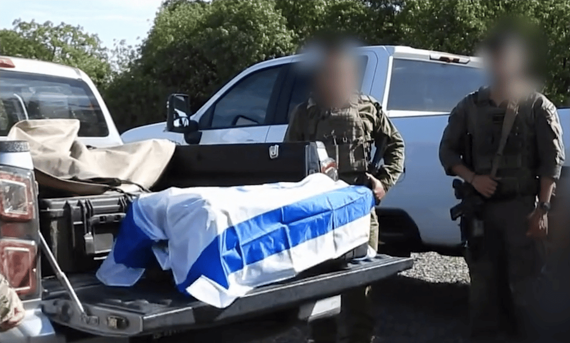 Saying kaddish for fallen soldier Tzvi Feldman.