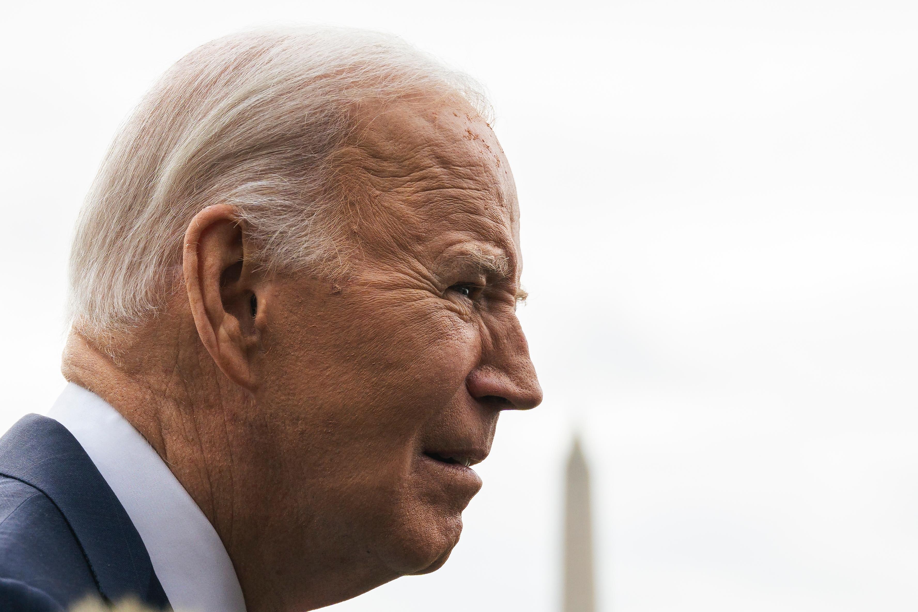  WASHINGTON, DC, USA - January 31, 2024: U.S. President Joe Biden speaks to reporters before departing on Marine One