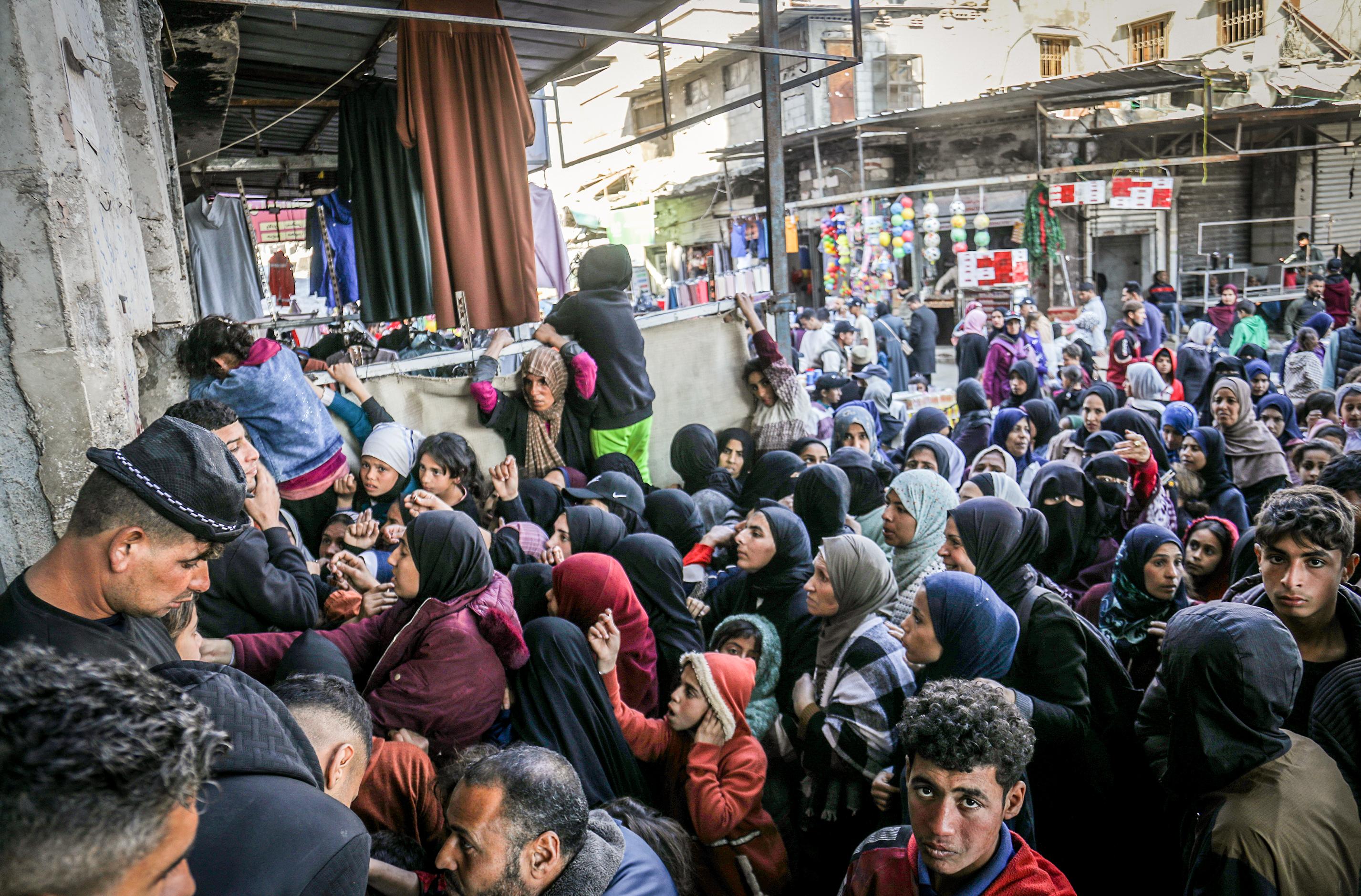 Palestinians crowded into bakeries to obtain a loaf of bread as the crossings remained closed.