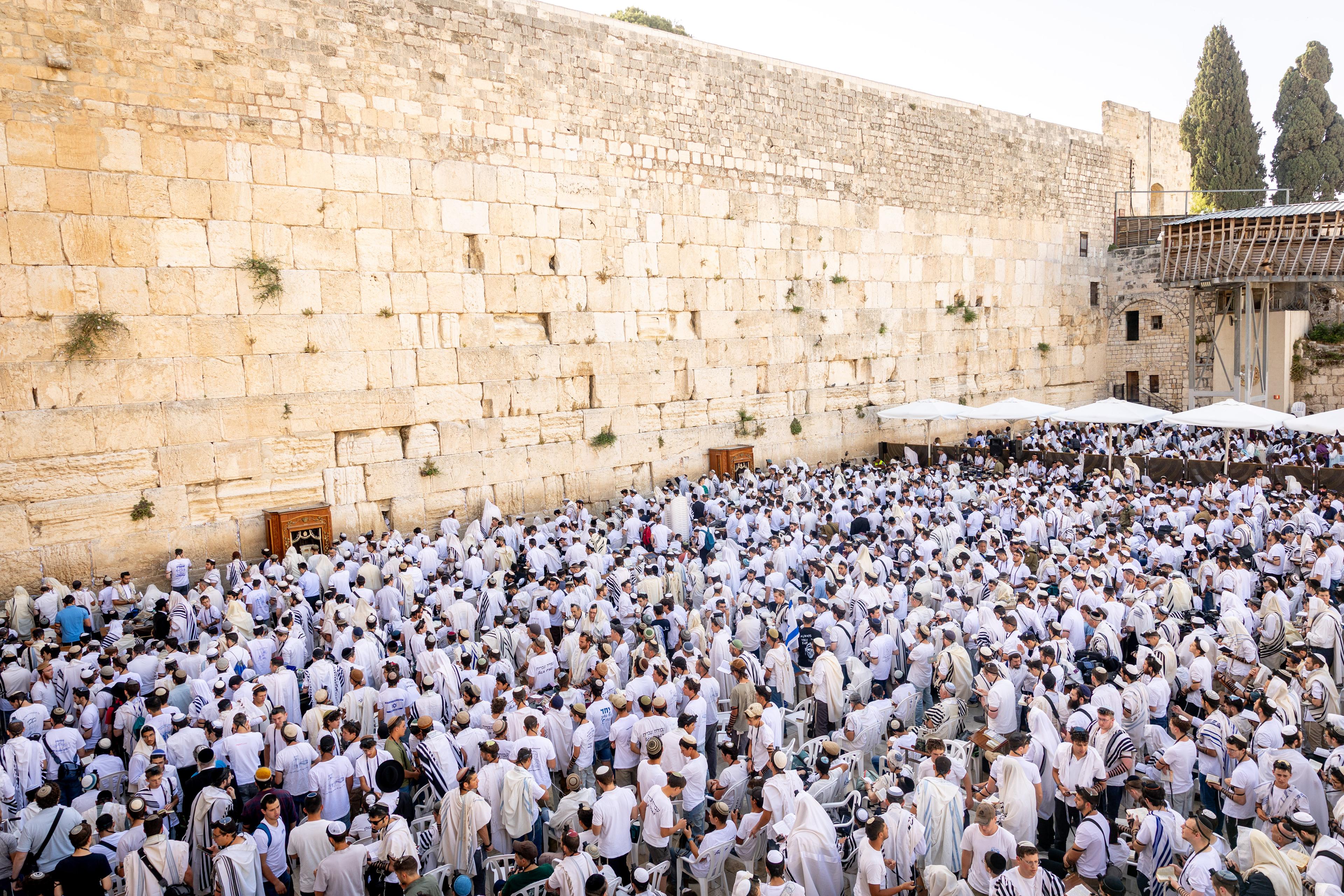 Thousands gather at the Western Wall in Jerusalem's Old City for morning prayers on the morning of Jerusalem Day. May 26, 2025. 