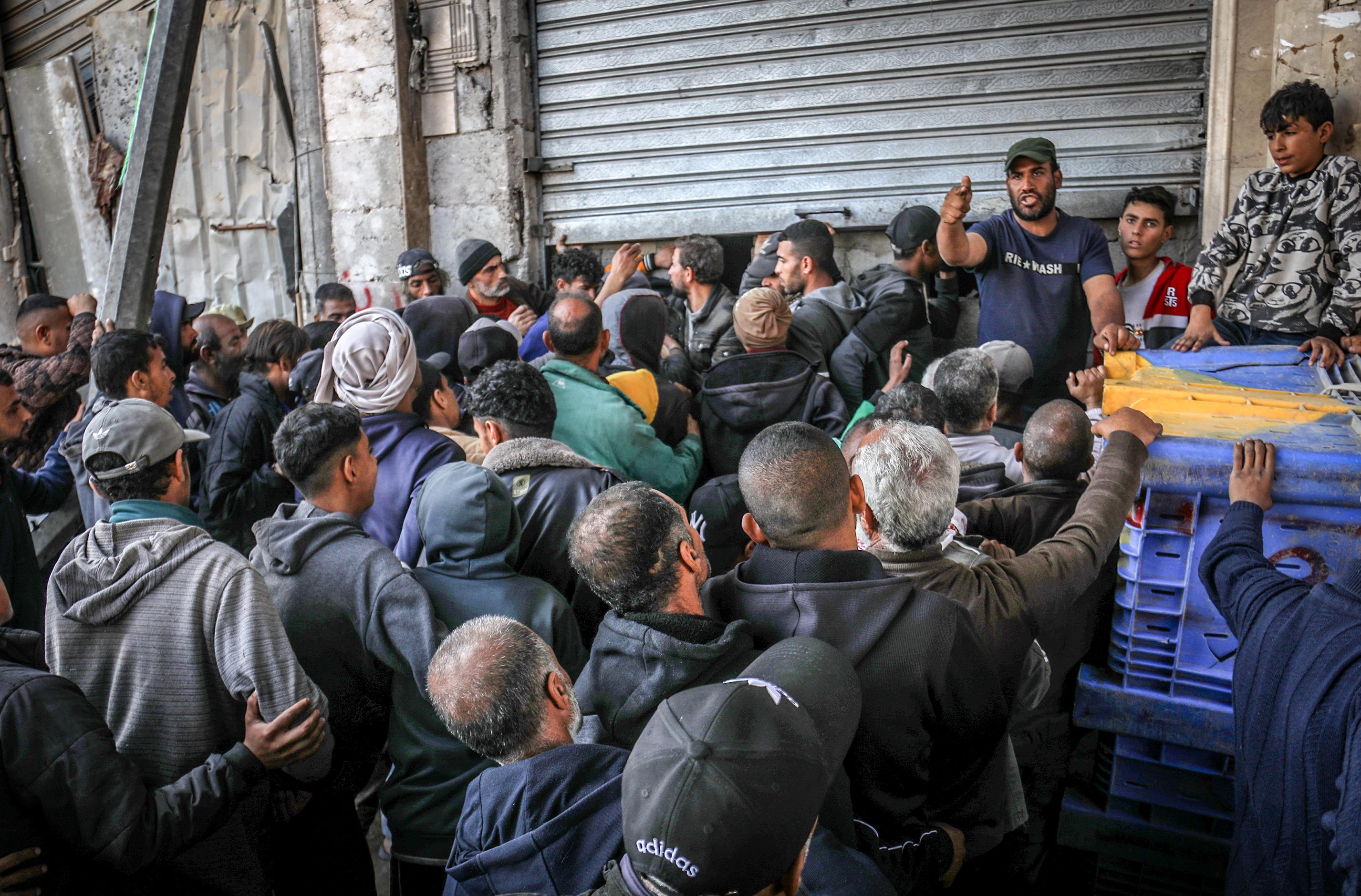 Palestinians crowded into bakeries as the crossings remained closed for the third consecutive week, preventing the entry of fuel and humanitarian aid into the Gaza Strip. 