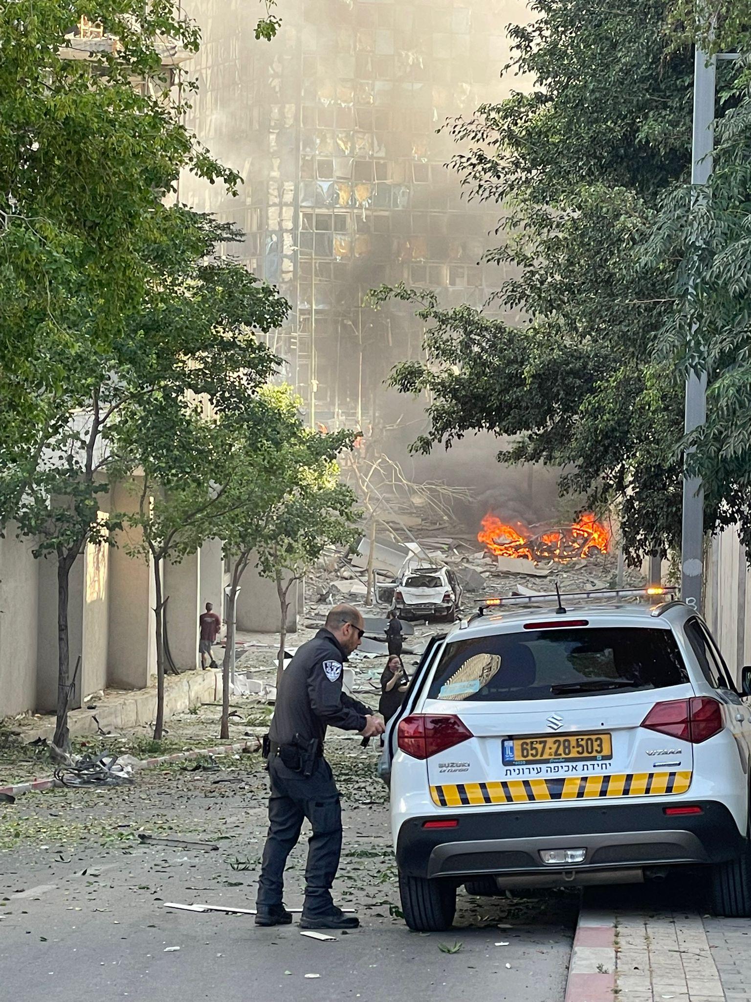 Largest Missile Barrage in 48 Hours Hits an Israeli Hospital, Multiple Impact Sites Across Country
Largest Missile Barrage in 48 Hours Hits an Israeli Hospital, Multiple Impact Sites Across Country