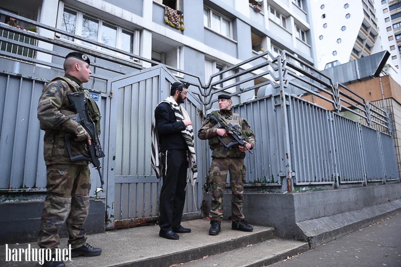 Security outside Jewish establishment