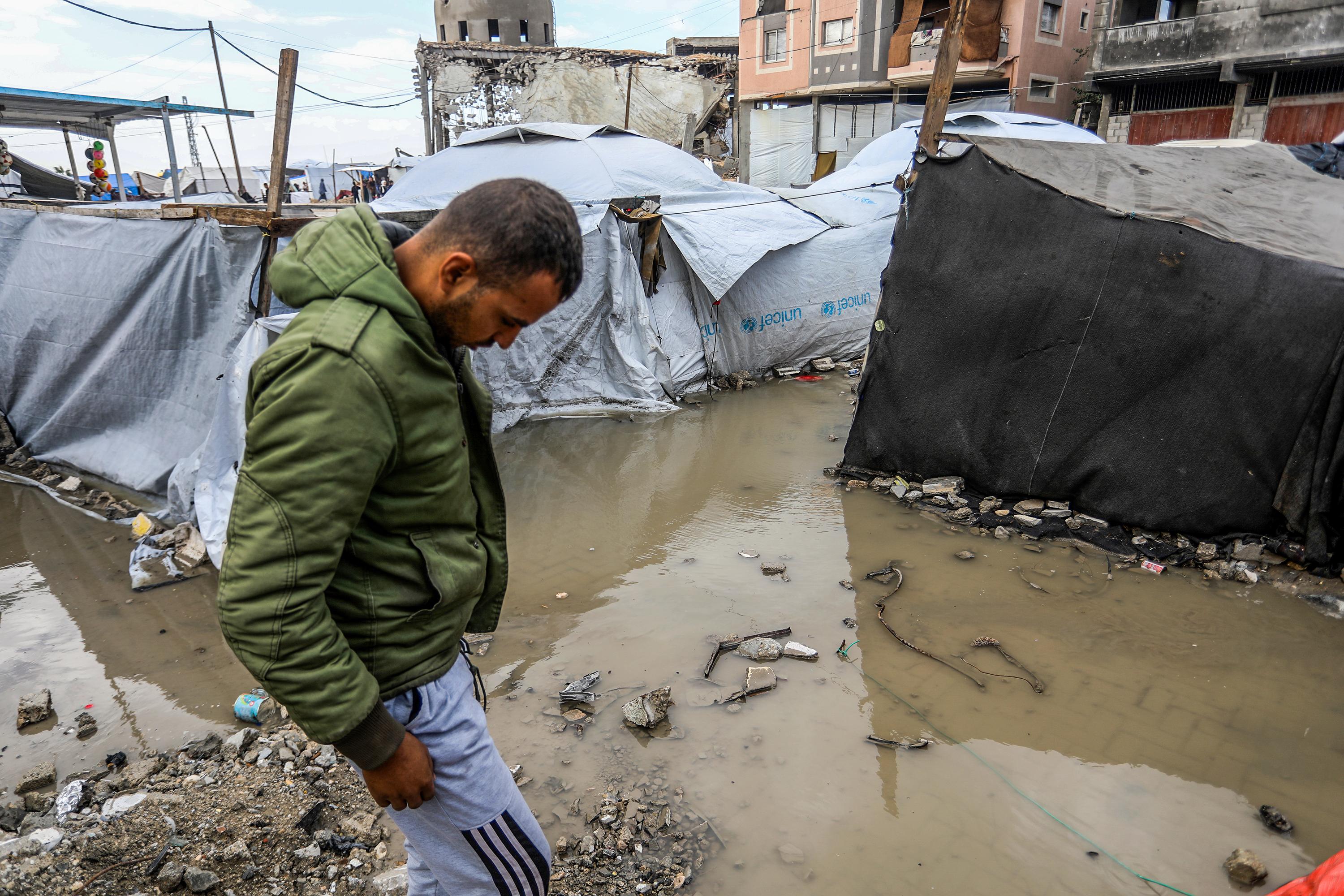 Khan Yunis tent 'city', 16 November 2025