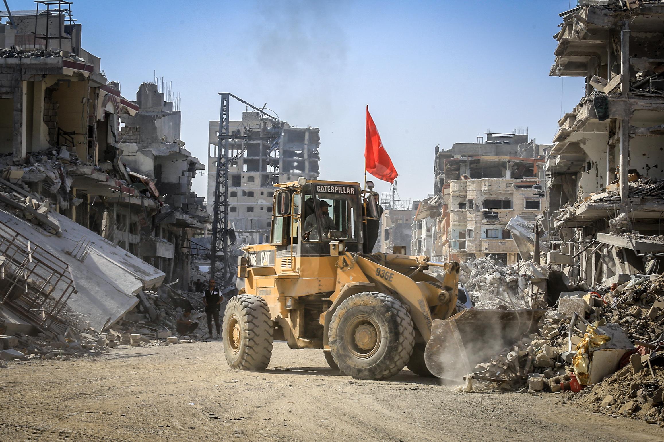 Turkish charities, in partnership with Khan Yunis municipal bulldozers, are starting to remove the rubble from Palestinian homes and open streets in the northern area of Khan Yunis, in the southern Gaza Strip, after the Israeli army withdrew from some cities, following the ceasefire agreement between Israel and Hamas. October 23, 2025.