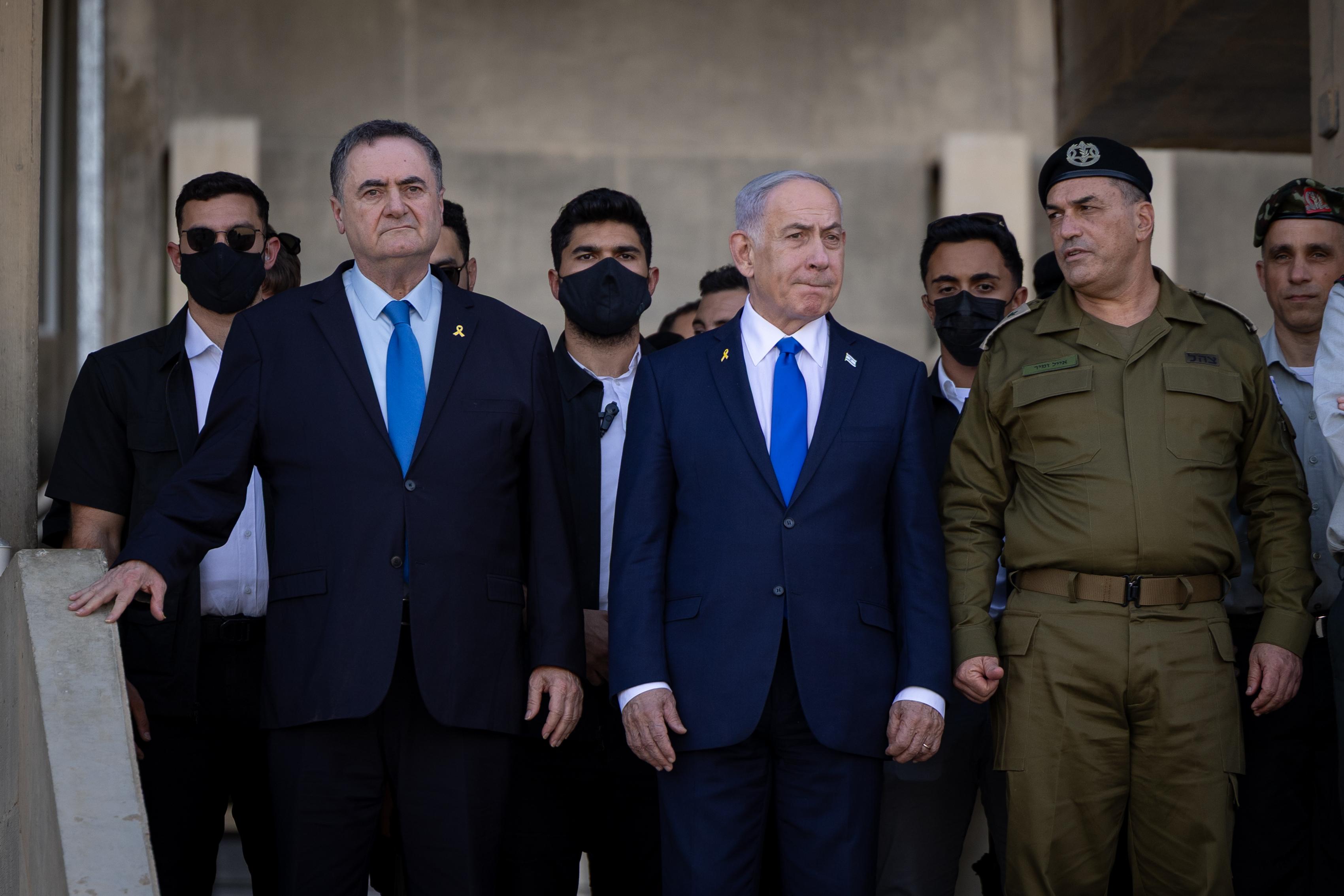 Israeli prime minister Benjamin Netanyahu, Israeli minister of Defense Israel Katz and IDF Chief of Staff Eyal Zamir at the graduation of an IDF officers' course, October 30, 2025. `
