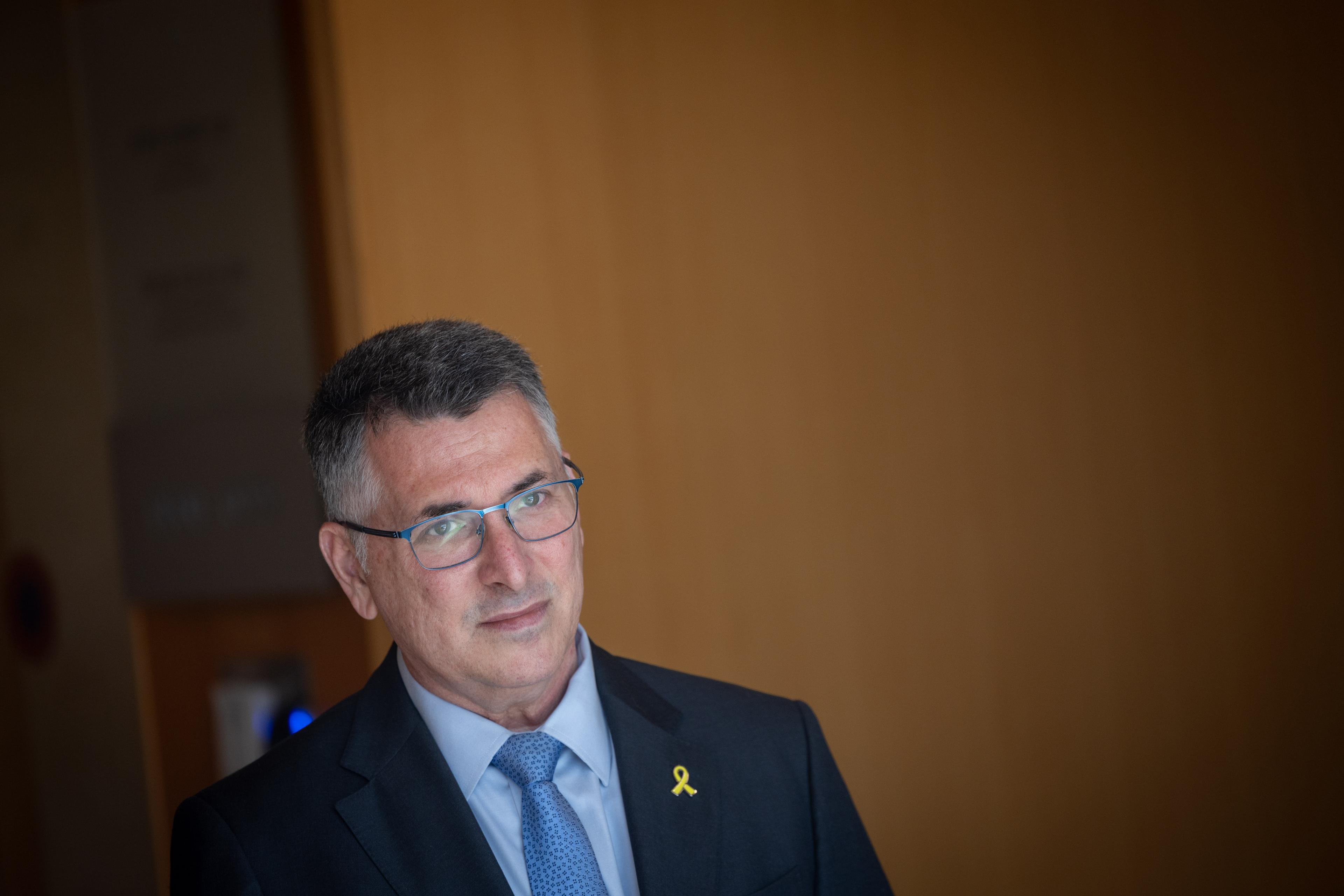 Israeli Foreign Minister Gideon Sa'ar awaits US Secretary of National Security Kristi Noem at a memorial event at the Foreign Ministry in Jerusalem, for two Israeli embassy employees, Yaron Lischinsky and Sarah Lynn Milgrim, who were shot and killed last week near the Jewish Museum in Washington. May 26, 2025.