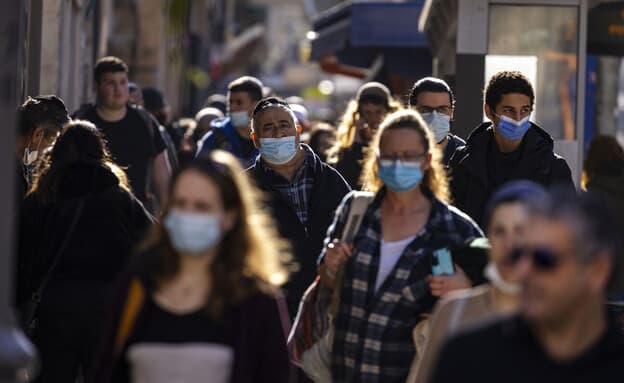 Israelis wearing masks in public