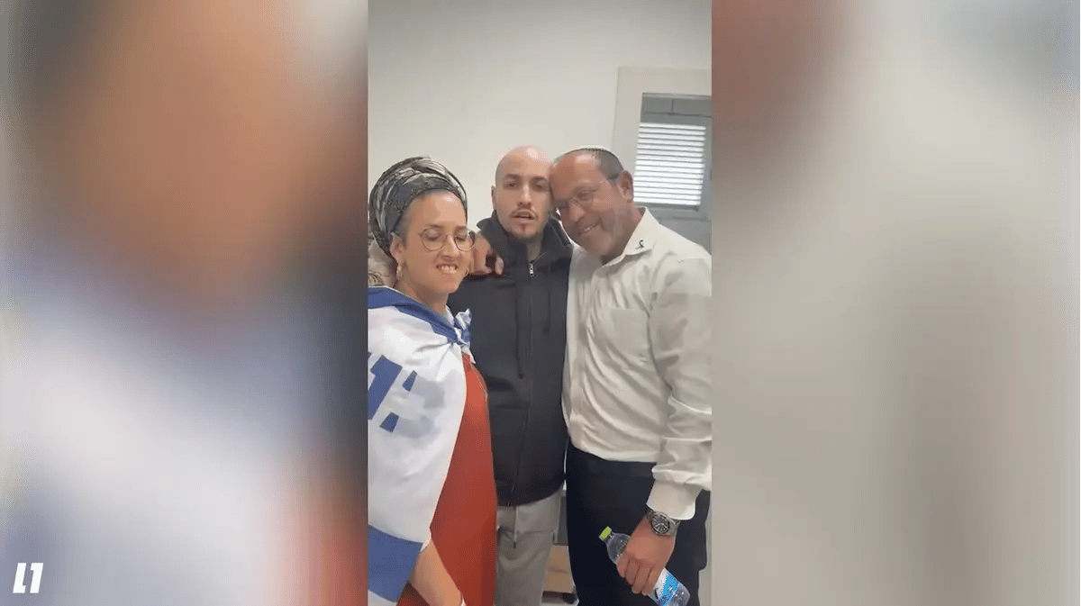 Former hostage Eitan Mor reunited with his parents