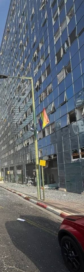 Iranian missile hits building in Tel Aviv, 19 June 2025